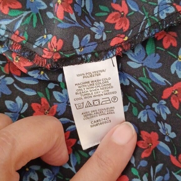 LOFT Women's Floral smocked tie neck shell top Red/Blue size small - Picture 6 of 10